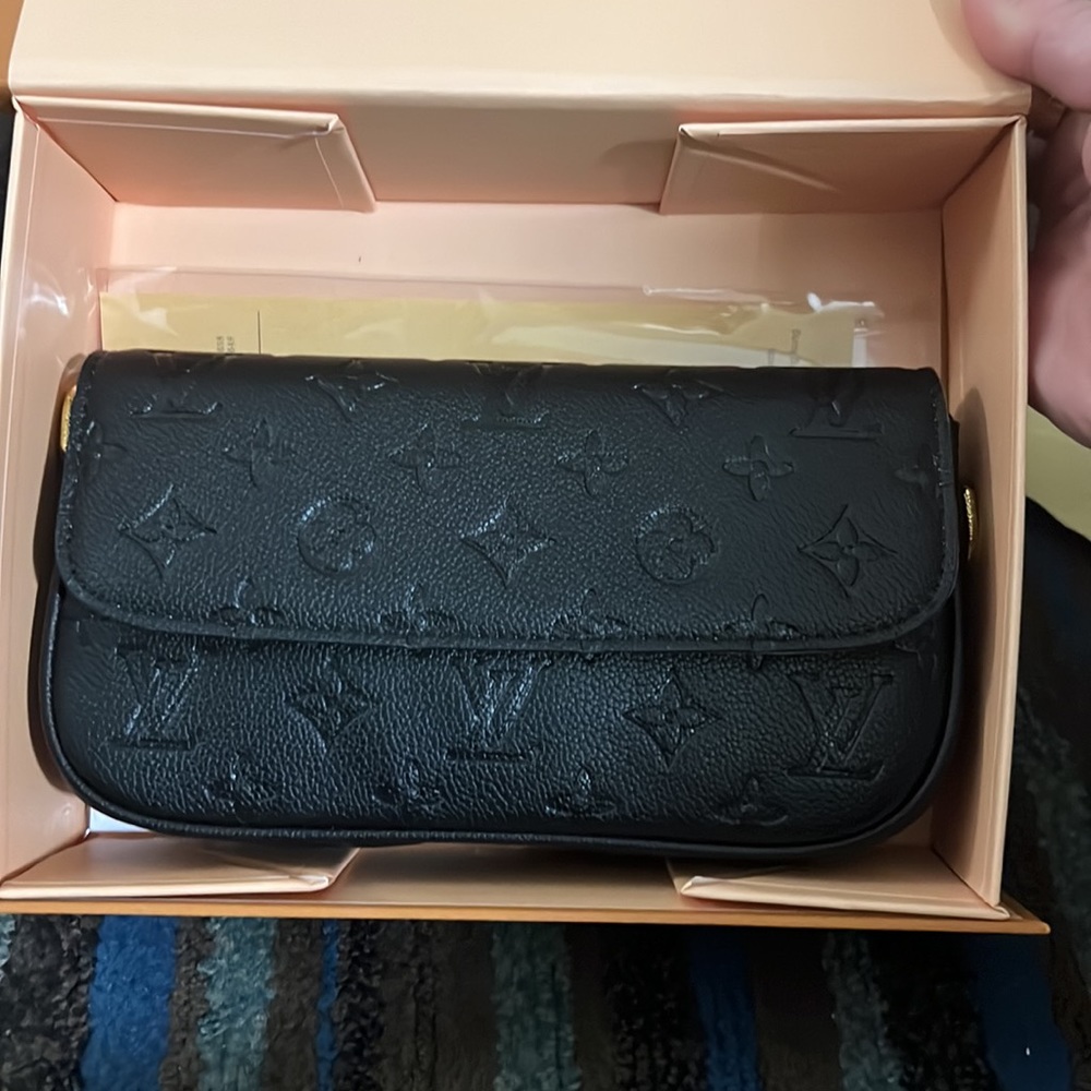 LV Wallet On a Chain Ivy Black